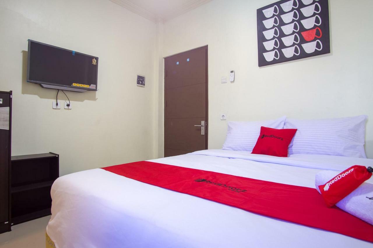 Reddoorz Near Taman Kota Ternate Hotel Exterior foto